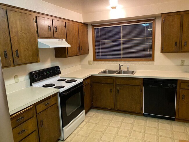Building Photo - Large Burlington Home