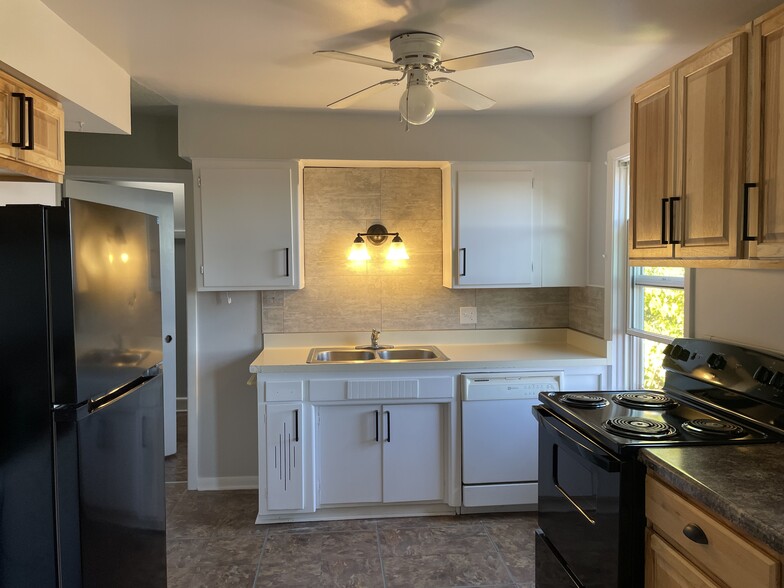 Building Photo - 204 E 4th St