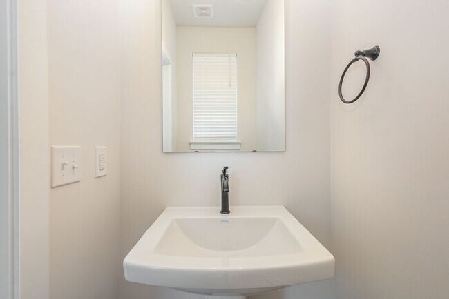 Building Photo - Townhome in West Charlotte