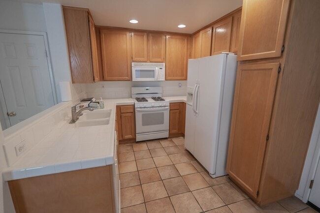 Building Photo - Beautiful 3-Bedroom Corner-Lot Condo in the Palisades of Stevenson Ranch!