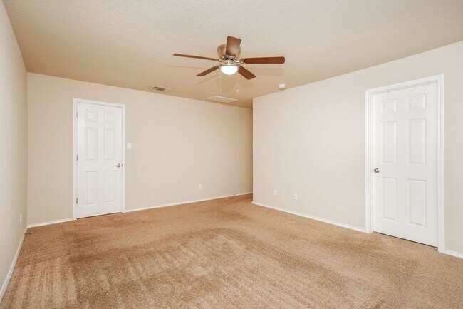 Building Photo - 4 bedroom home only 4 miles from Randolph AFB