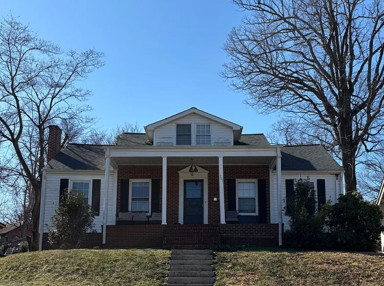 Front of house, street view - 207 Edgedale Dr