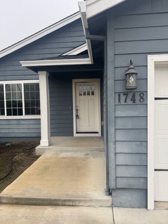 Building Photo - CUSTOM 3 BEDROOM, 2 BATH HOME NEAR SOUTH MEDFORD HIGH SCHOOL