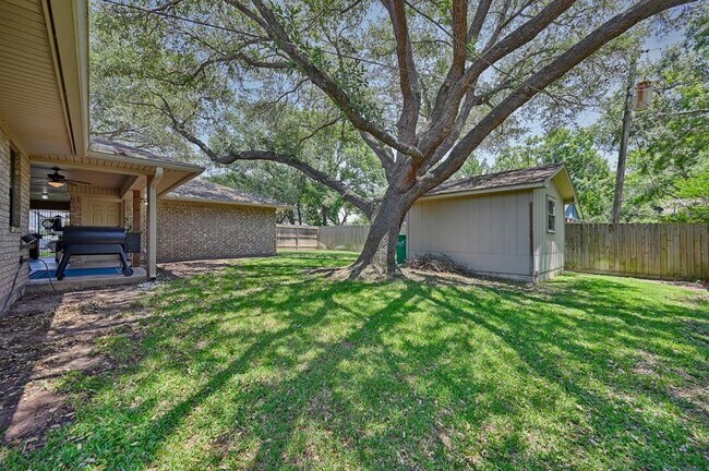 Building Photo - 1600 Pecan St