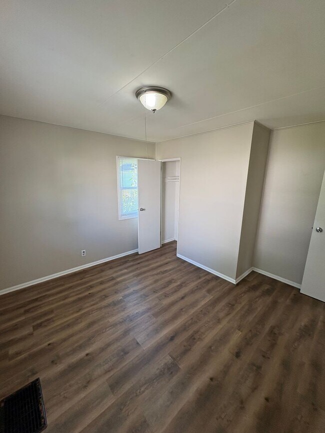 Building Photo - 925 W Willow Ln