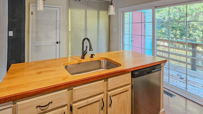 Building Photo - West Knoxville 37923 - 2 bedroom, 1.5 bath condo with hardwood floors - Contact Ryan Fogarty (865...