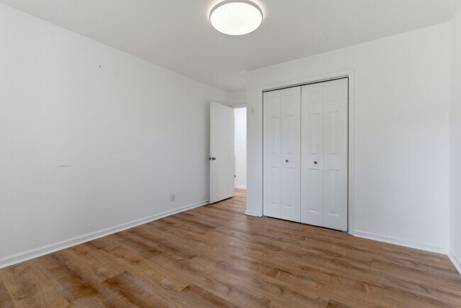 Building Photo - 308 Brookview Ct