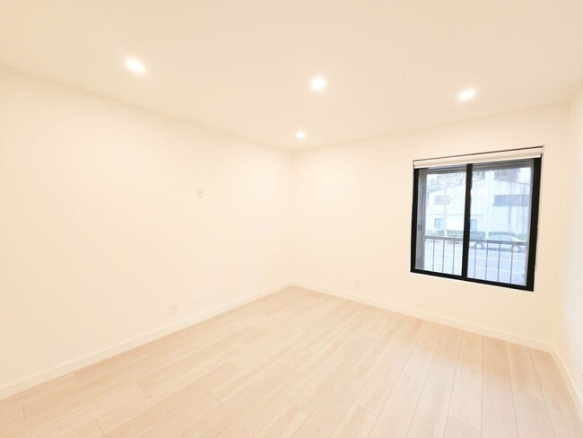 Building Photo - Meticulously renovated 2 bedroom duplex home in central San Mateo