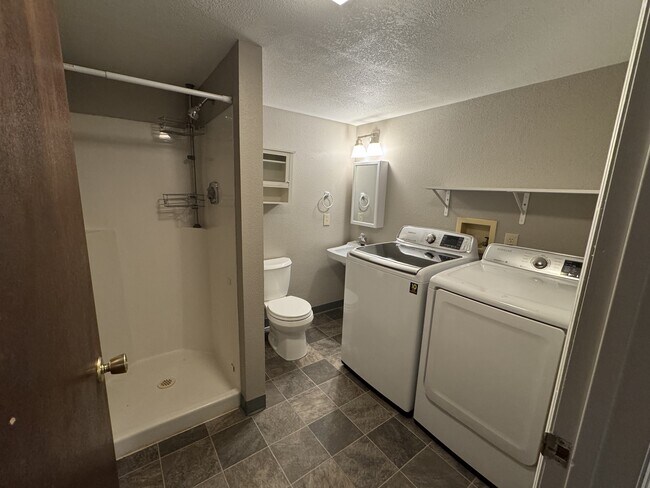 Building Photo - 3285 Canyon Dr