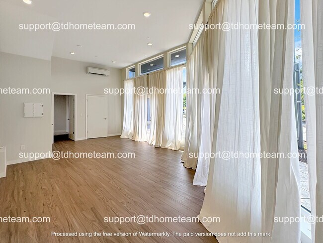 Building Photo - "Charming 3-Bed Townhouse Retreat on Beacon Ave with Spacious 1398 sq ft Layout!"