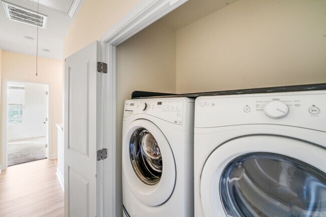 Building Photo - 2BR Townhome w/ 2 En-Suite Baths + Garage in 28208