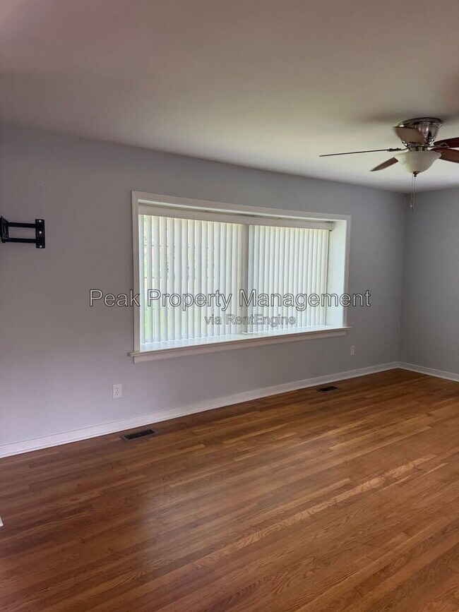 Building Photo - 2119 Woodmont Dr