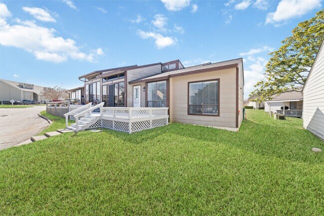 Building Photo - 17 April Point Dr N