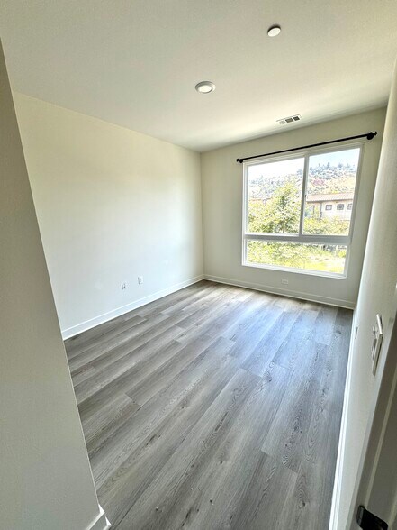 3rd Floor bed #1 - 2581 Arvia St. #13
