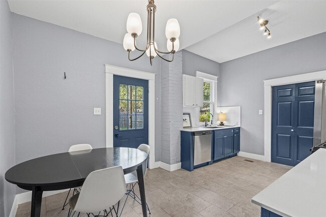 Building Photo - 301 S Edgefield Ave