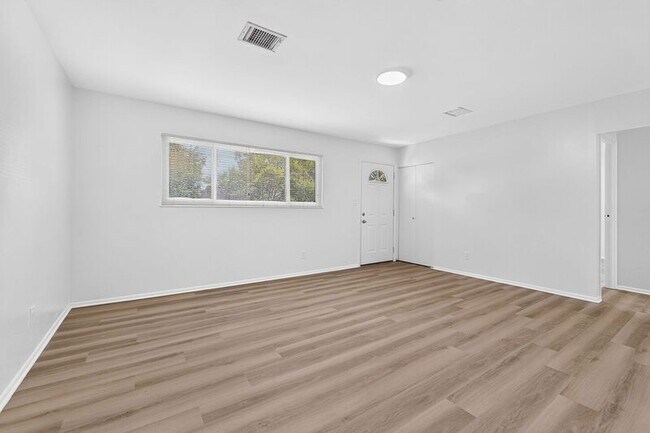 Building Photo - 5168 Mapleridge Dr