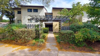 Building Photo - Quaint 3br/2bth ground-level condo in quai...