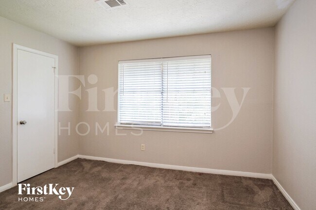 Building Photo - 24106 Creekview Dr