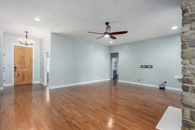 Building Photo - Stunning 4 Bedroom house for rent in Roger...
