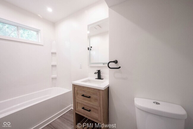 Building Photo - 426 N Bradley Ave