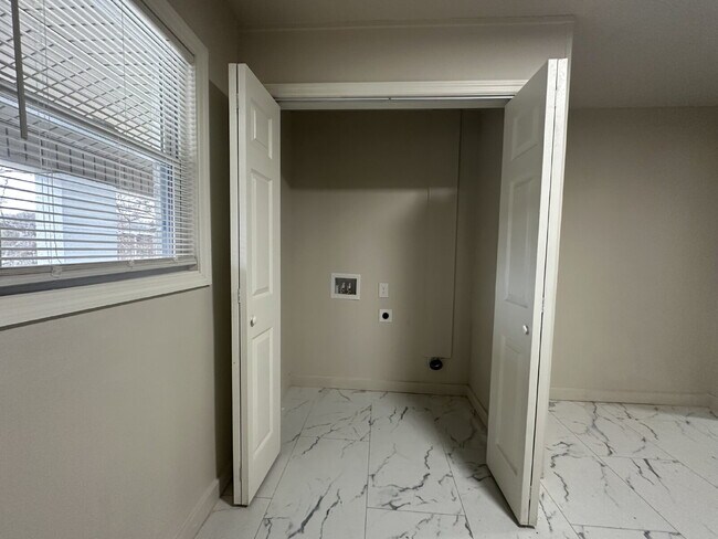 Building Photo - Fountain City | Renovated Units | Washer/D...