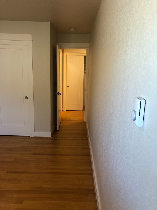 Building Photo - Clinton Abernathy Gorgeous Remodel 1br Har...