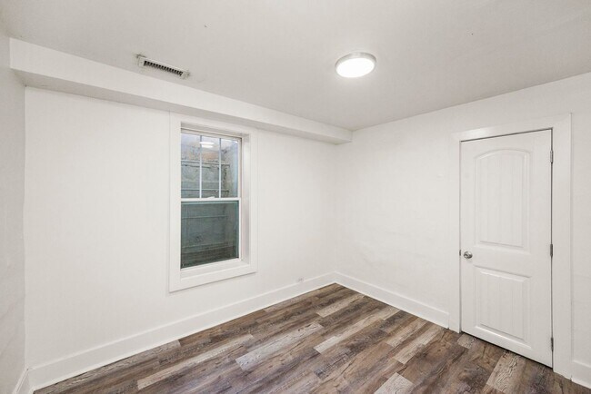 Building Photo - 611 S 14th St