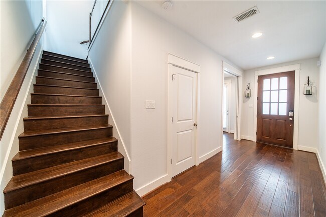 Building Photo - 1427 W 23rd St