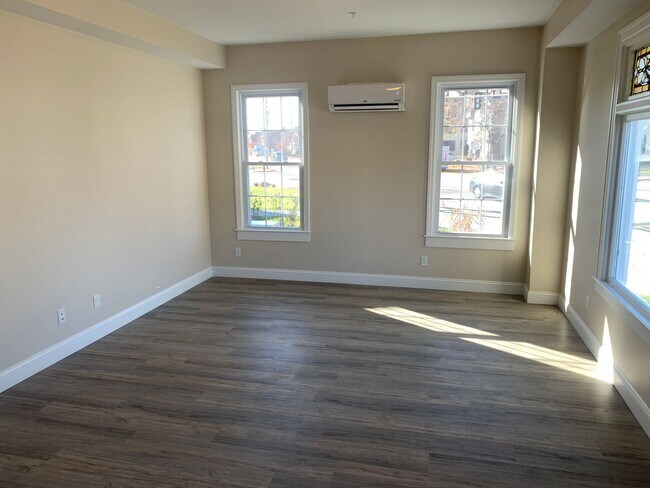 Building Photo - 129 Kenoza Ave