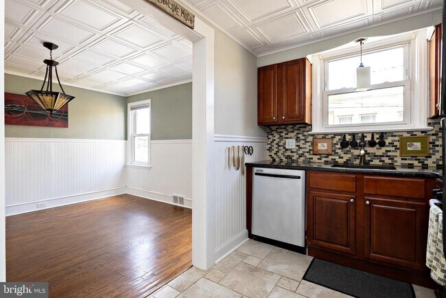 Building Photo - 17 Dowling Ave