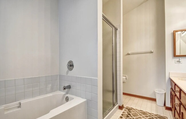 Building Photo - Comfortable Living in a Desirable Area