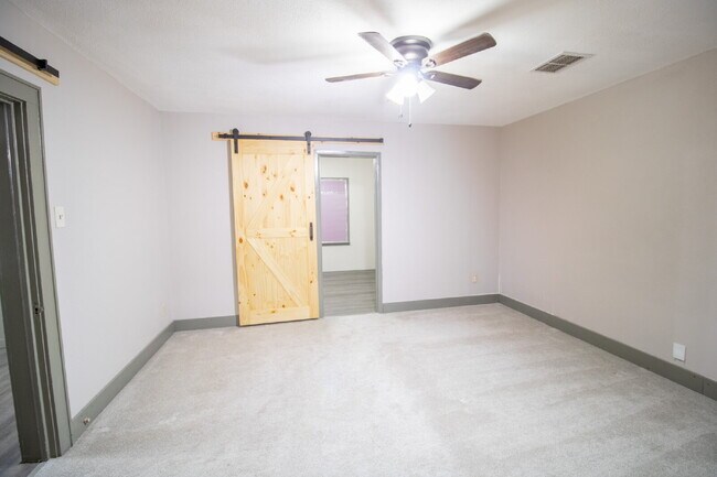 Building Photo - "Charming 2-Bedroom Retreat with Spacious 1411 sq. ft. Layout on Baylor Street, Lubbock!"