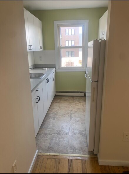 Building Photo - 324 Strawberry Hill Ave