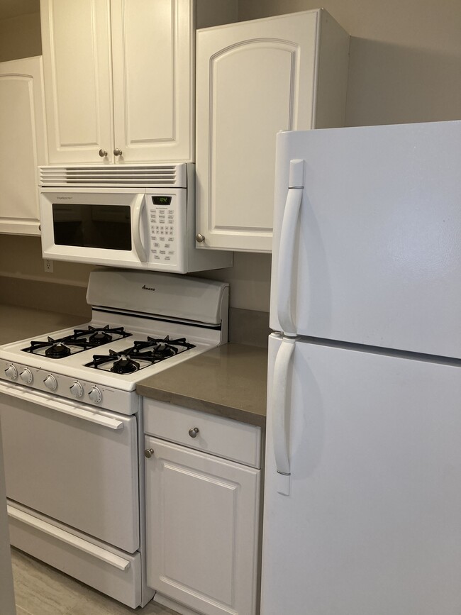 Kitchen - 15102 La Maida St