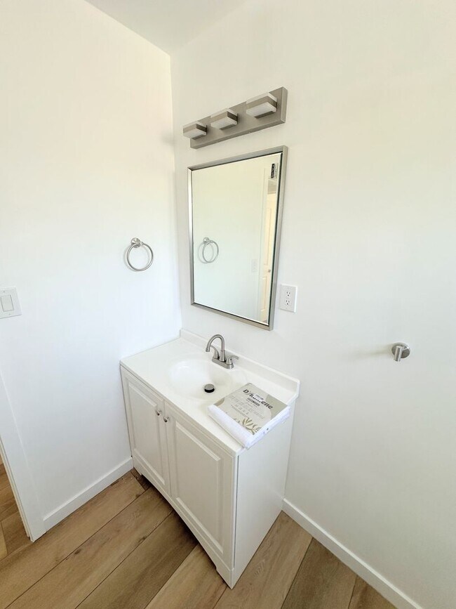 Building Photo - 2bd/1ba in Sherman Oaks w/ parking, washer/dryer in unit!