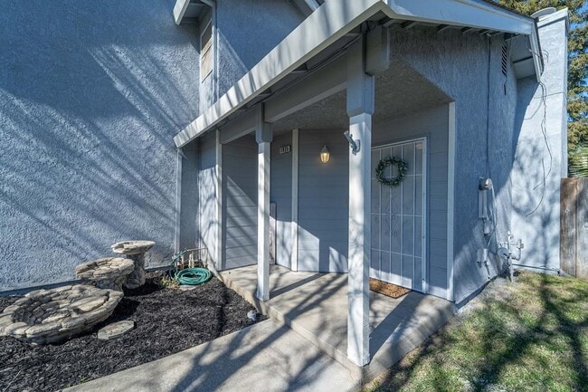 Building Photo - 3 bedroom minutes from shopping & freeway access!