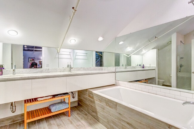 Building Photo - 246 N Court St