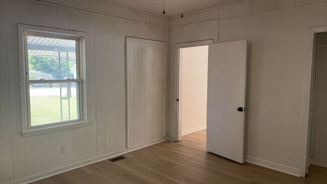 Building Photo - 3 Bedroom 1 Bathroom Renovated House with Fenced Yard