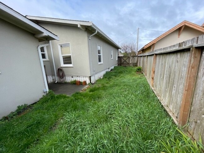 Building Photo - Charming Bungalow in Henderson Center!