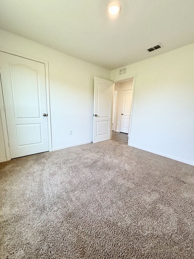 Building Photo - Your Dundee 4Beds/2Baths dream home – conv...