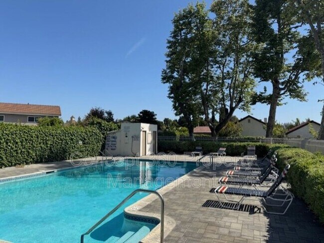 Building Photo - 13525 3/4-13524 Village Dr