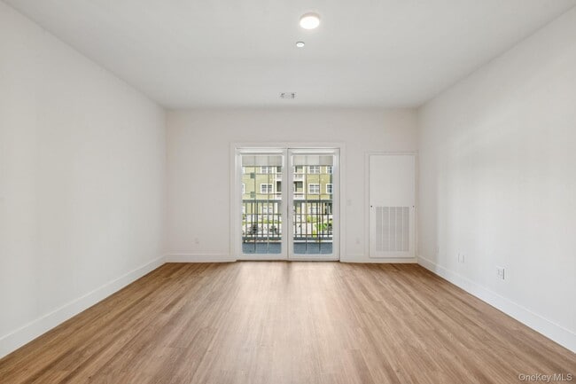 Building Photo - 4180 Sunrise Hwy