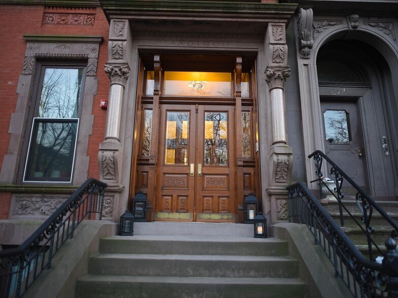 Building Photo - 277 York St