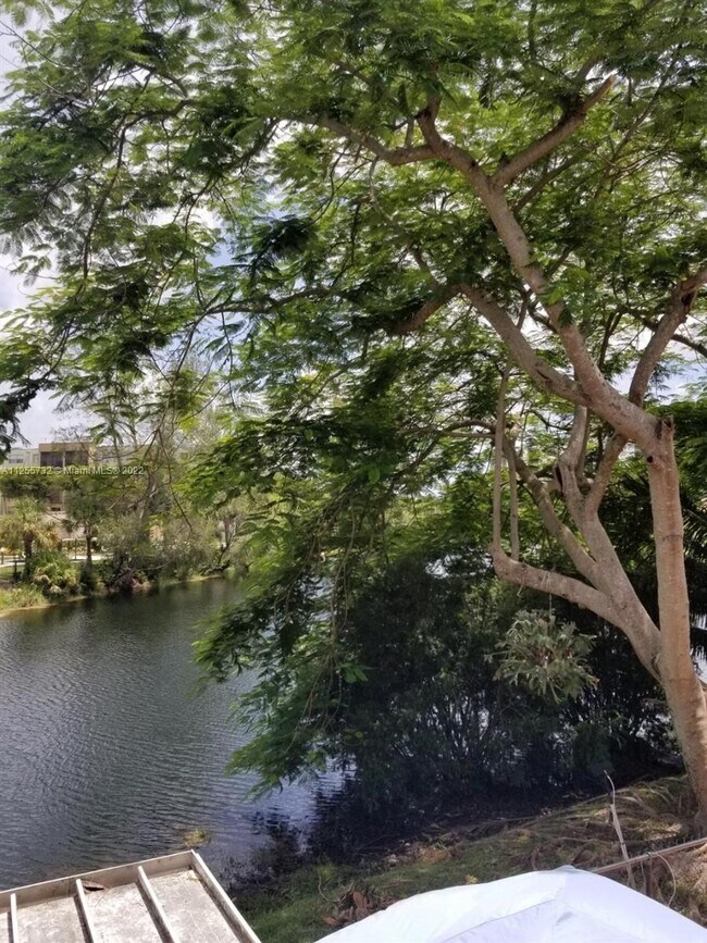 Building Photo - 6225 SW Kendale Lakes Cir