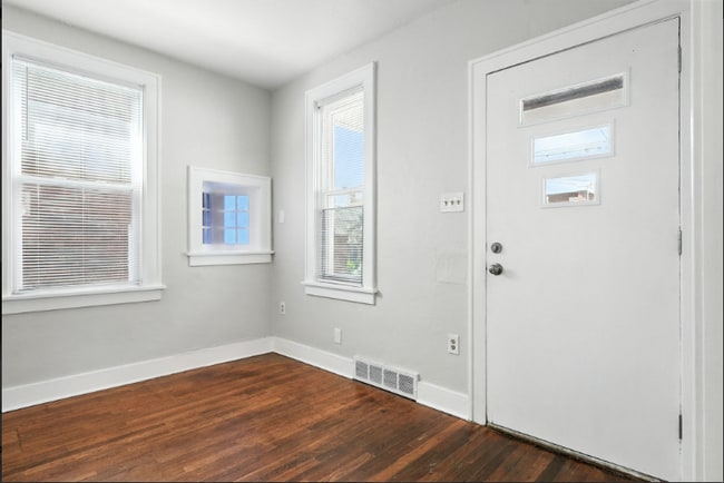 Building Photo - "Charming 3-Bed Retreat with Gleaming Hardwood Floors on Beacon Hill Avenue!"