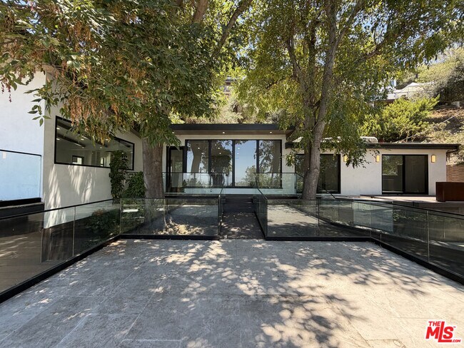 Building Photo - 3565 Multiview Dr