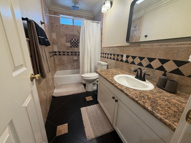 Building Photo - Cute 3 bedroom house in
