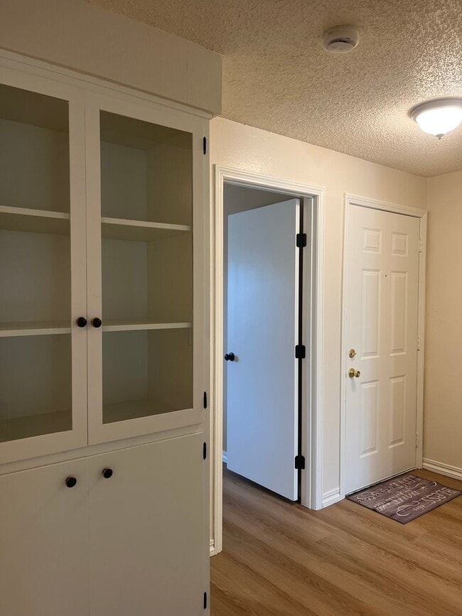 Building Photo - 1 Bed • 1 Bath Downstairs Unit - Updated Flooring