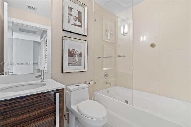 Building Photo - 2020 N Bayshore Dr