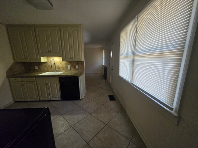 Building Photo - 3985 Roxbury Rd